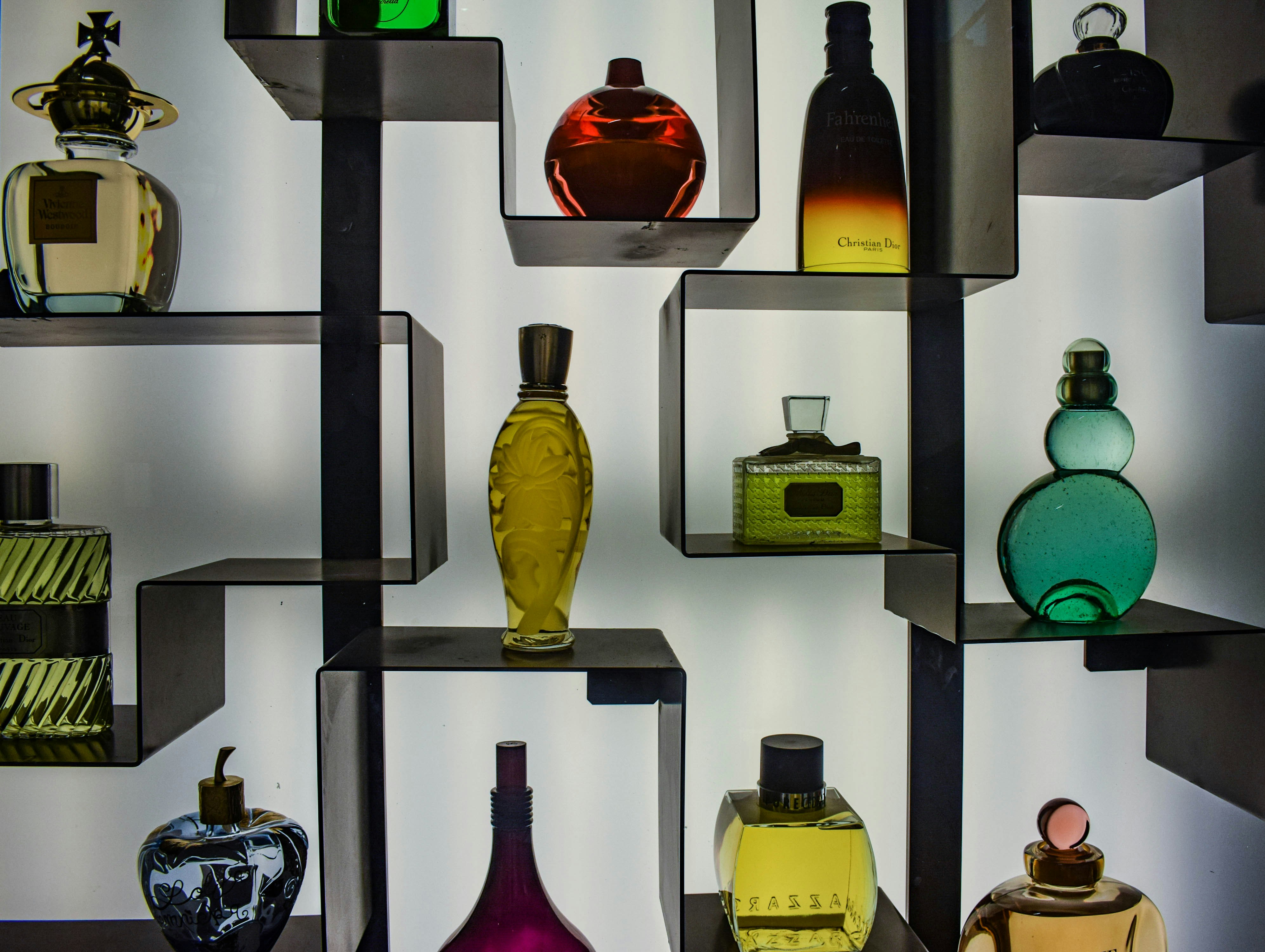 Una selezione di profumi esposta in una composizione grafica